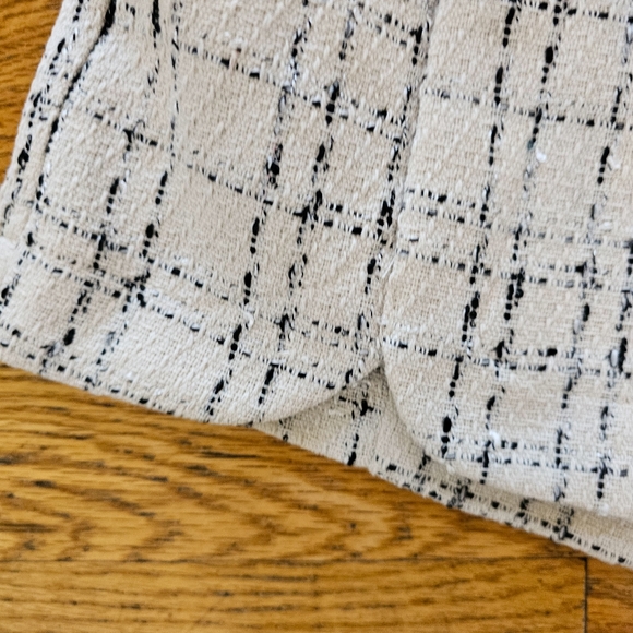 New Entro Size M Tweed Shorts Black and White with Gold Buttons Pockets Neutral - Picture 3 of 7